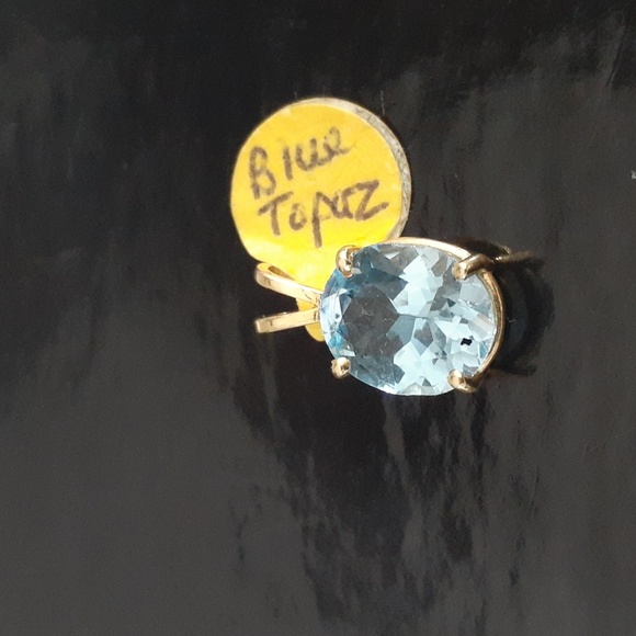 14K OVAL BLUE TOPAZ PENDANT